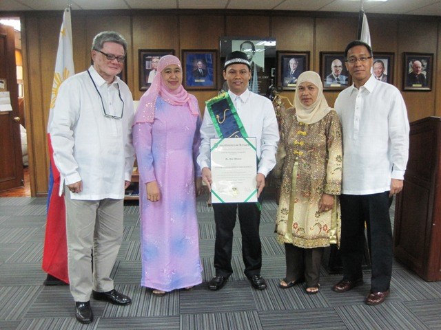 First graduate of Australia’s in-country scholarship program hopes to promote peace in Mindanao.jpg